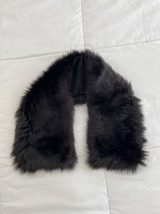 Cuello de pelo negro