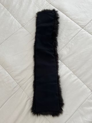 Cuello de pelo negro