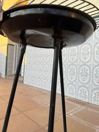 Barbecue in metallo in buone condizioni + cesta di legna