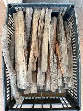 Barbecue in metallo in buone condizioni + cesta di legna