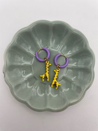 Orecchini a cerchietto smaltato viola con giraffa
