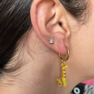 Orecchini a cerchietto smaltato viola con giraffa