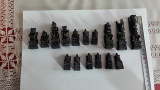 Prezioso set di scacchi in legno intagliato