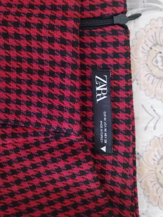 Falda Zara cuadros rojo, negro y detalles morados.
