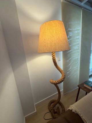 Lámpara de pie de cuerda beige y marrón