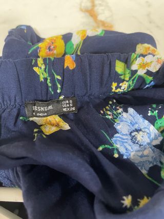 Mono corto floral hombros descubiertos