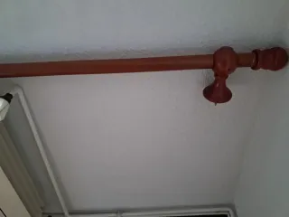 Barra de cortina de madera con anillas