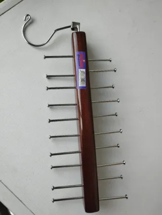 Colgador de corbatas de madera y metal