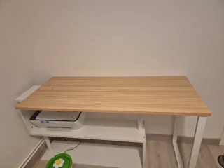 Mesa de escritorio de madera y metal