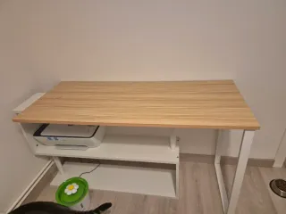 Mesa de escritorio de madera y metal