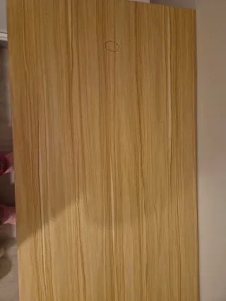 Mesa de escritorio de madera y metal