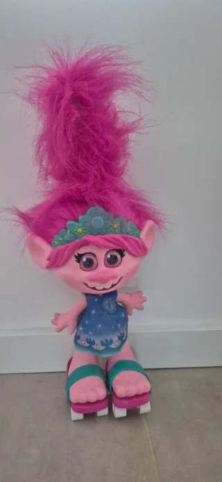 Muñeco Troll Poppy con Patines