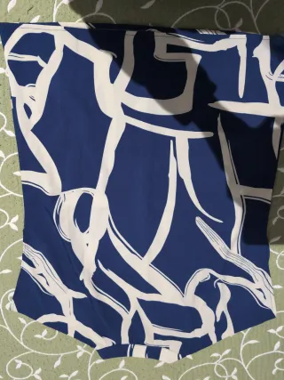 Blusa azul y beige con estampado abstracto