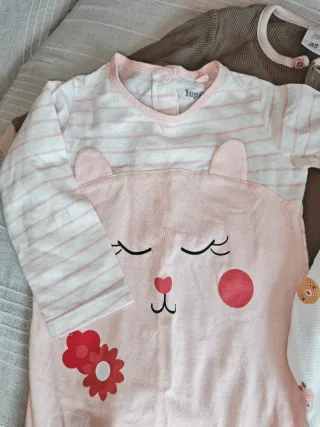 Lote Pijamas Zara + baberos 12-18 meses