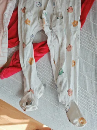 Lote Pijamas Zara + baberos 12-18 meses