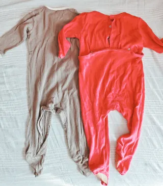 Lote Pijamas Zara + baberos 12-18 meses
