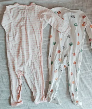 Lote Pijamas Zara + baberos 12-18 meses