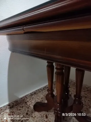 Mesa de comedor de madera y cristal.