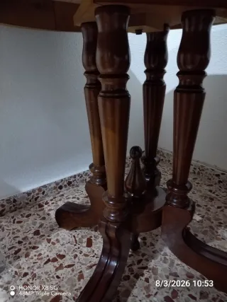 Mesa de comedor de madera y cristal.