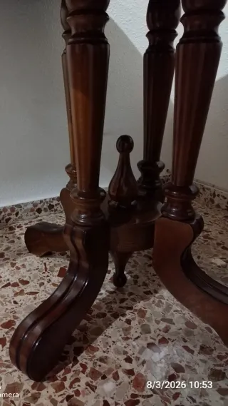 Mesa de comedor de madera y cristal.
