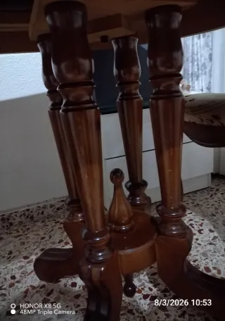 Mesa de comedor de madera y cristal.