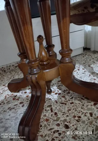 Mesa de comedor de madera y cristal.