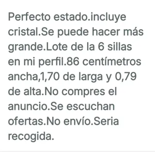 Mesa de comedor de madera y cristal.