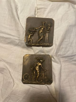 Dos placas de bronce con figuras
