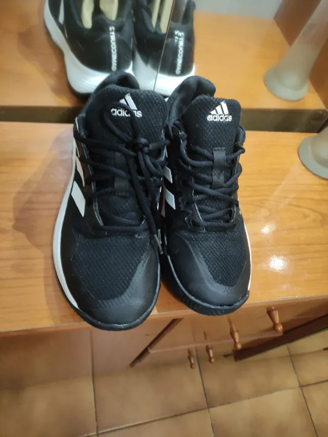 Zapatillas Adidas Negras y Blancas