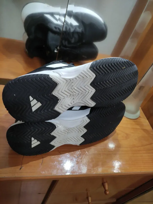 Zapatillas Adidas Negras y Blancas