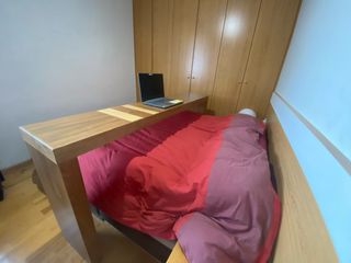 Mesa de cama de madera