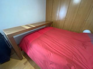 Mesa de cama de madera