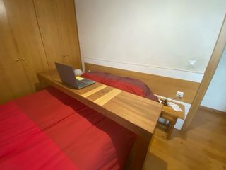 Mesa de cama de madera