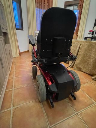 Silla de ruedas eléctrica y grua.