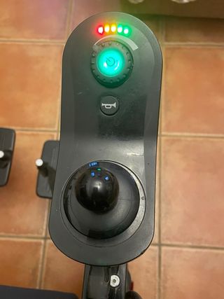 Silla de ruedas eléctrica y grua.