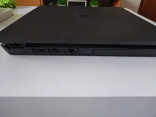 PlayStation 4 Slim Negra Sin mando.