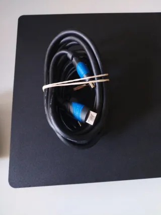 PlayStation 4 Slim Negra Sin mando.