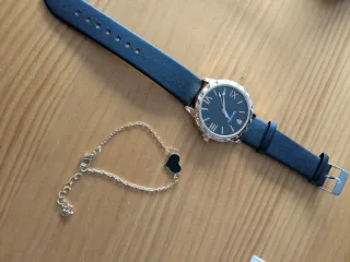 Reloj y pulsera negro y dorado