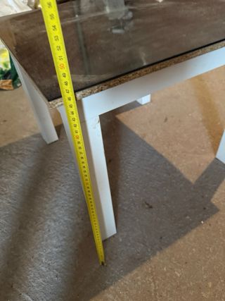 Mesa auxiliar blanca con vidrio superior