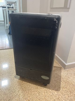 Estufa Orbegozo llama azul negra con ruedas