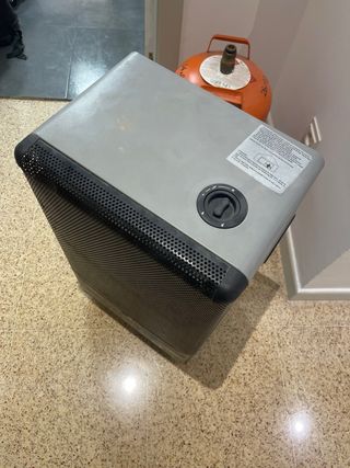 Estufa Orbegozo llama azul negra con ruedas