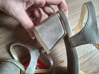 Sandalias Xti doradas y plateadas