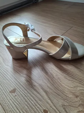 Sandalias Xti doradas y plateadas