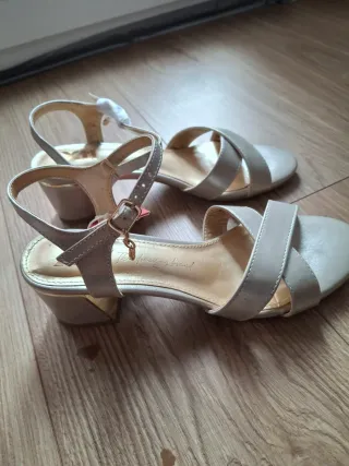 Sandalias Xti doradas y plateadas