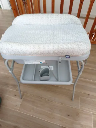 Cambiador bebé con bañera.  Marca Chicco.