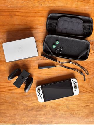Nintendo Switch OLED + funda + 128GB