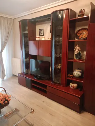 Mueble de salón madera y cristal