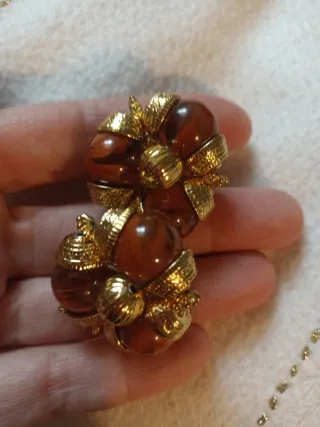 Pendientes dorados con cuentas marrones