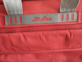 Bolsa de viaje con ruedas y asa.