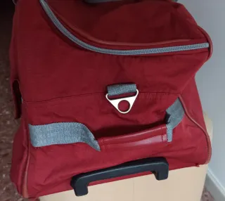 Bolsa de viaje con ruedas y asa.